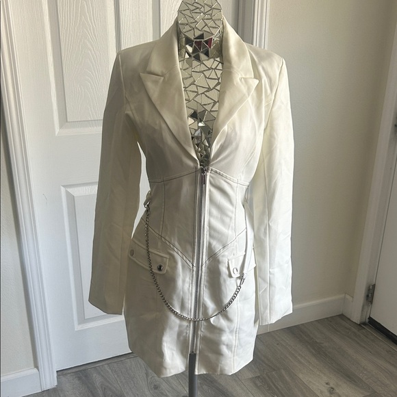 Maniere De Voir White Blazer Dress with Chain Accent 8 - Picture 2 of 15